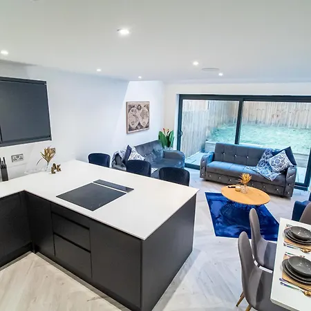 Modern 4-Bed Townhouse, Conveniently Located Near Leeds City Centre - Perfect For Corporate Stays Exterior photo