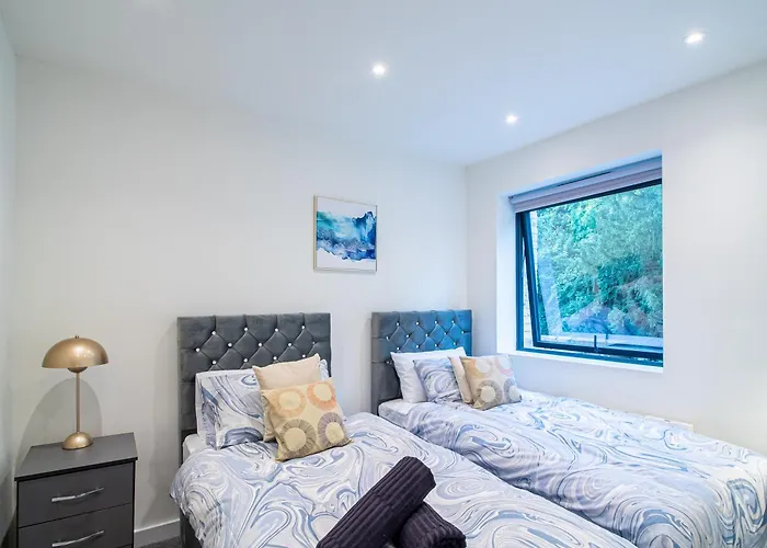 Modern 4-Bed Townhouse, Conveniently Located Near Leeds City Centre - Perfect For Corporate Stays