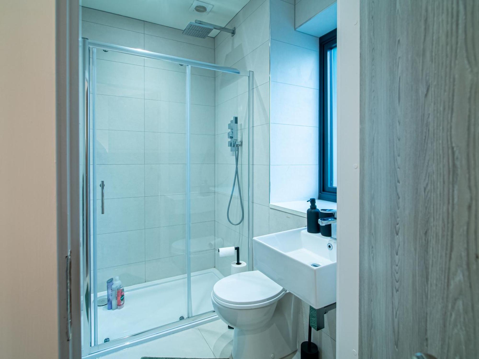 Modern 4-bed Townhouse, Conveniently Located Near Leeds Centre - Perfect For Corporate