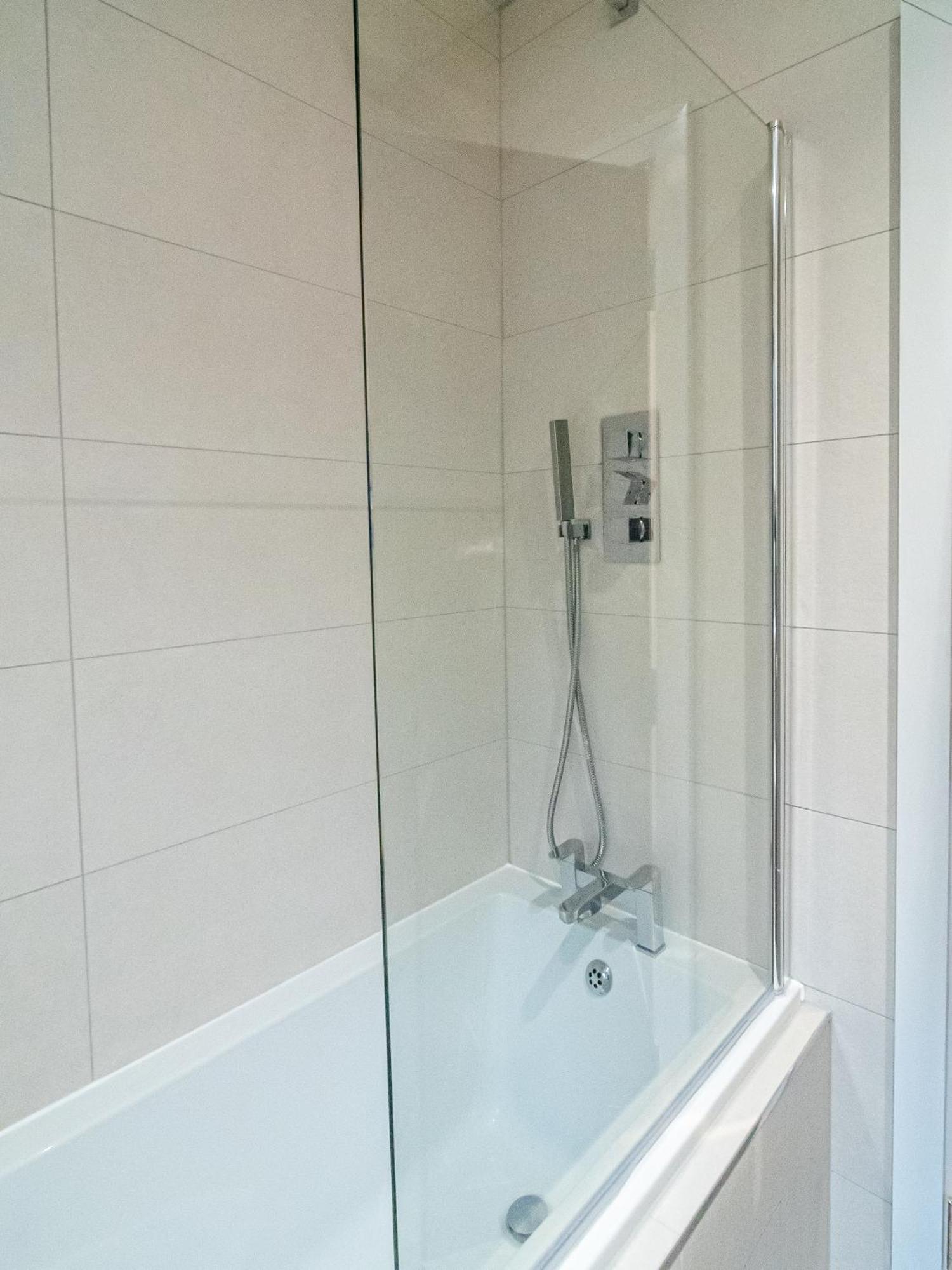 Modern 4-bed Townhouse, Conveniently Located Near Leeds Centre - Perfect For Corporate