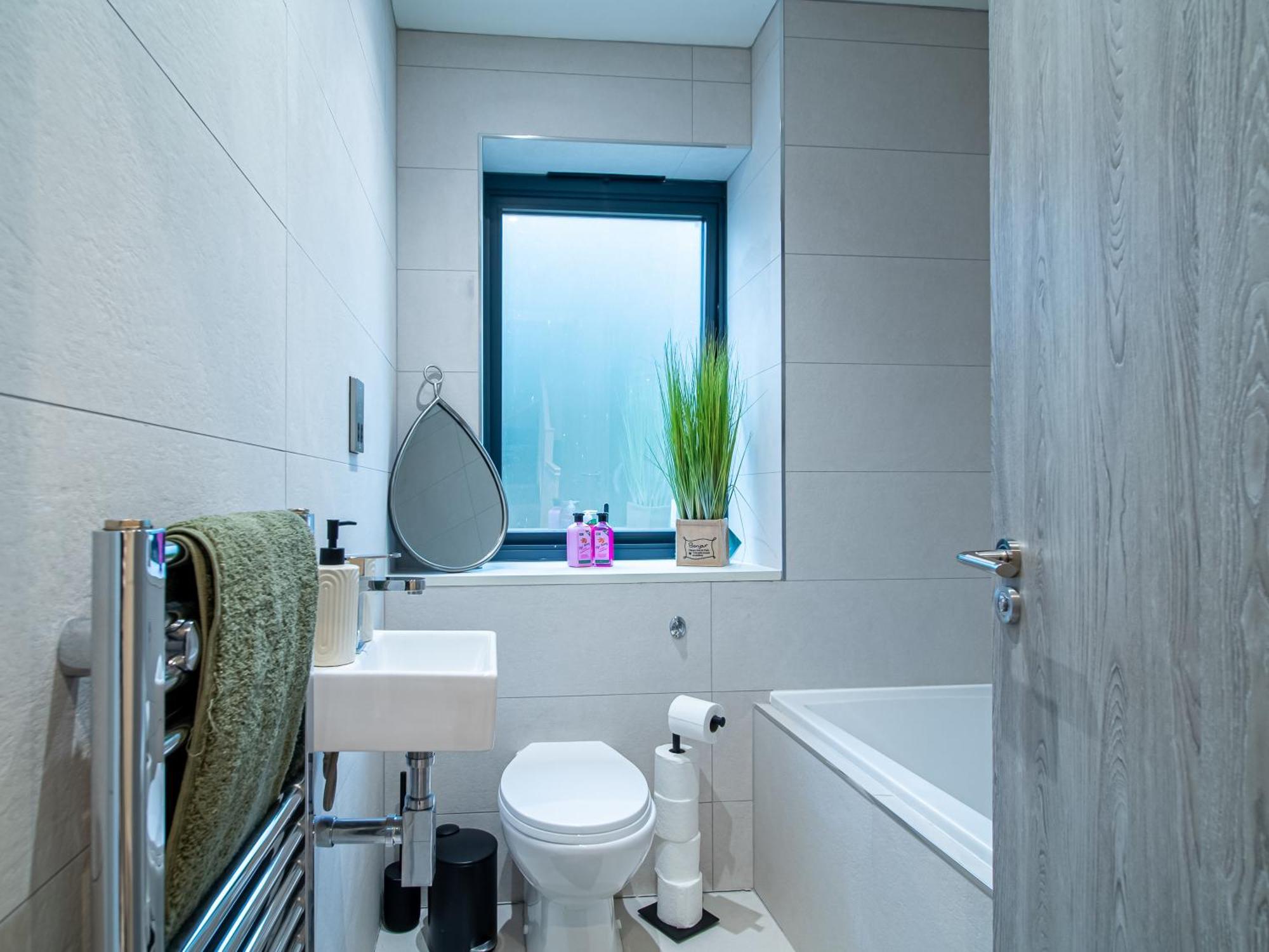 Apartment Modern 4-bed Townhouse, Conveniently Located Near Leeds Centre - Perfect For Corporate