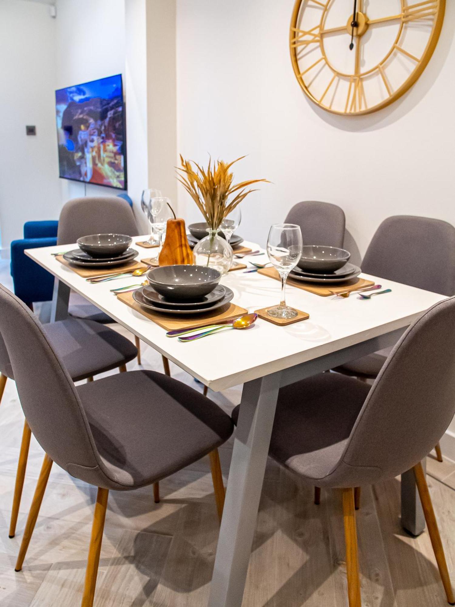 Modern 4-bed Townhouse, Conveniently Located Near Leeds Centre - Perfect For Corporate