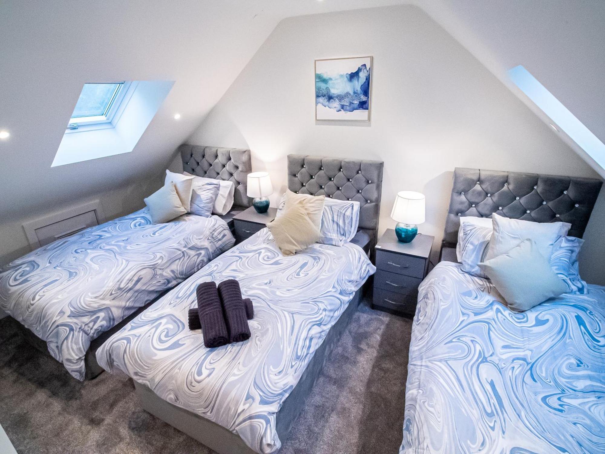 Modern 4-bed Townhouse, Conveniently Located Near Centre - Perfect For Corporate